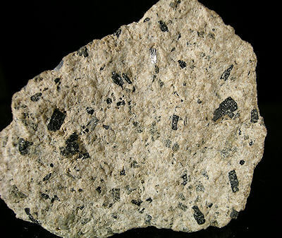Több ásvány keverékéből felépülő kőzet az andezit
